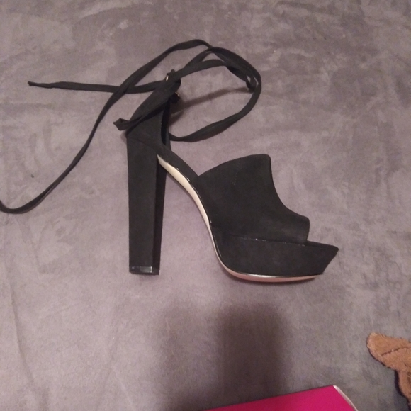 Needing badly to clean out closet lol - Picture 4 of 8